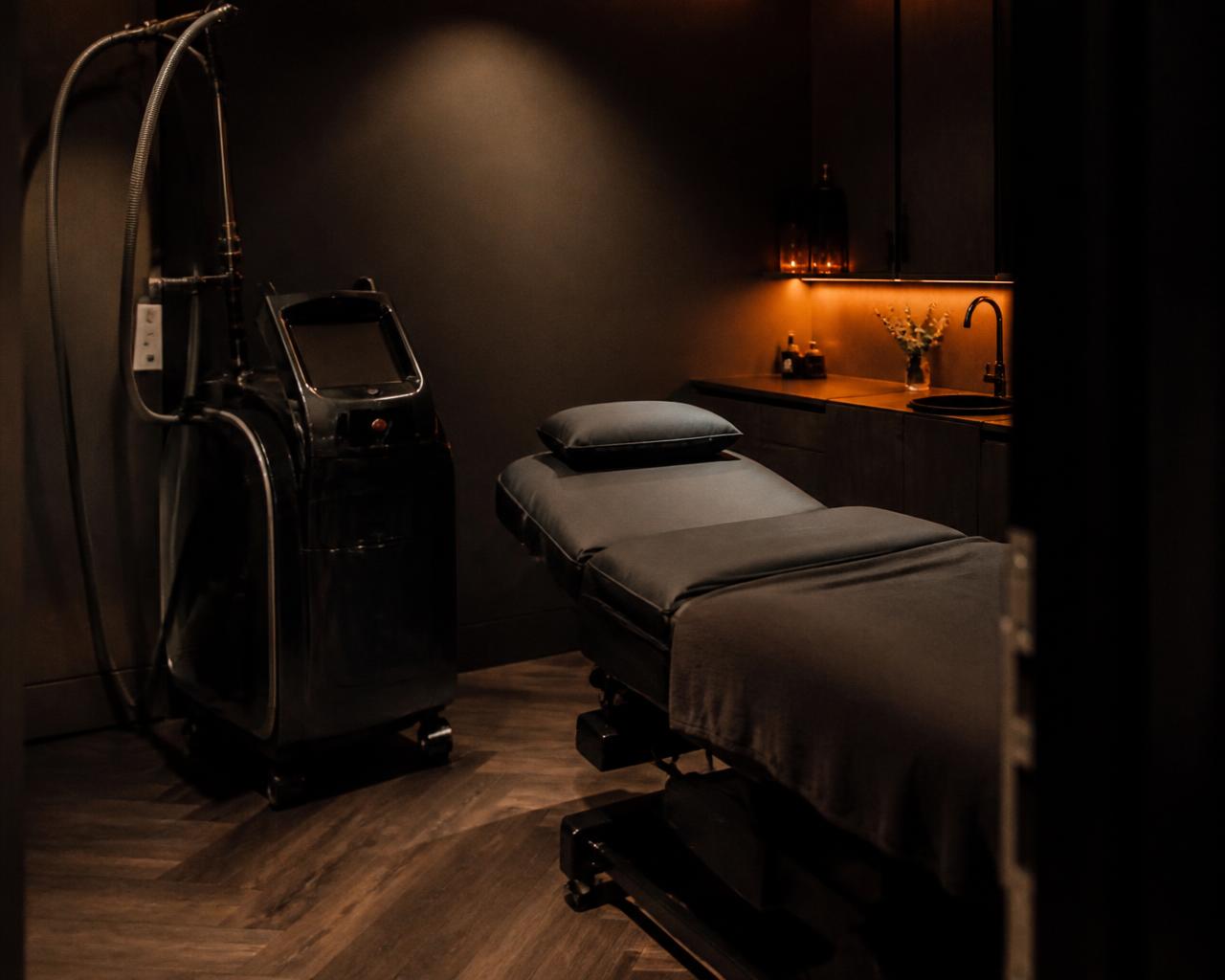 Sala de tratamiento de Gooru Clinic con iluminación cálida
