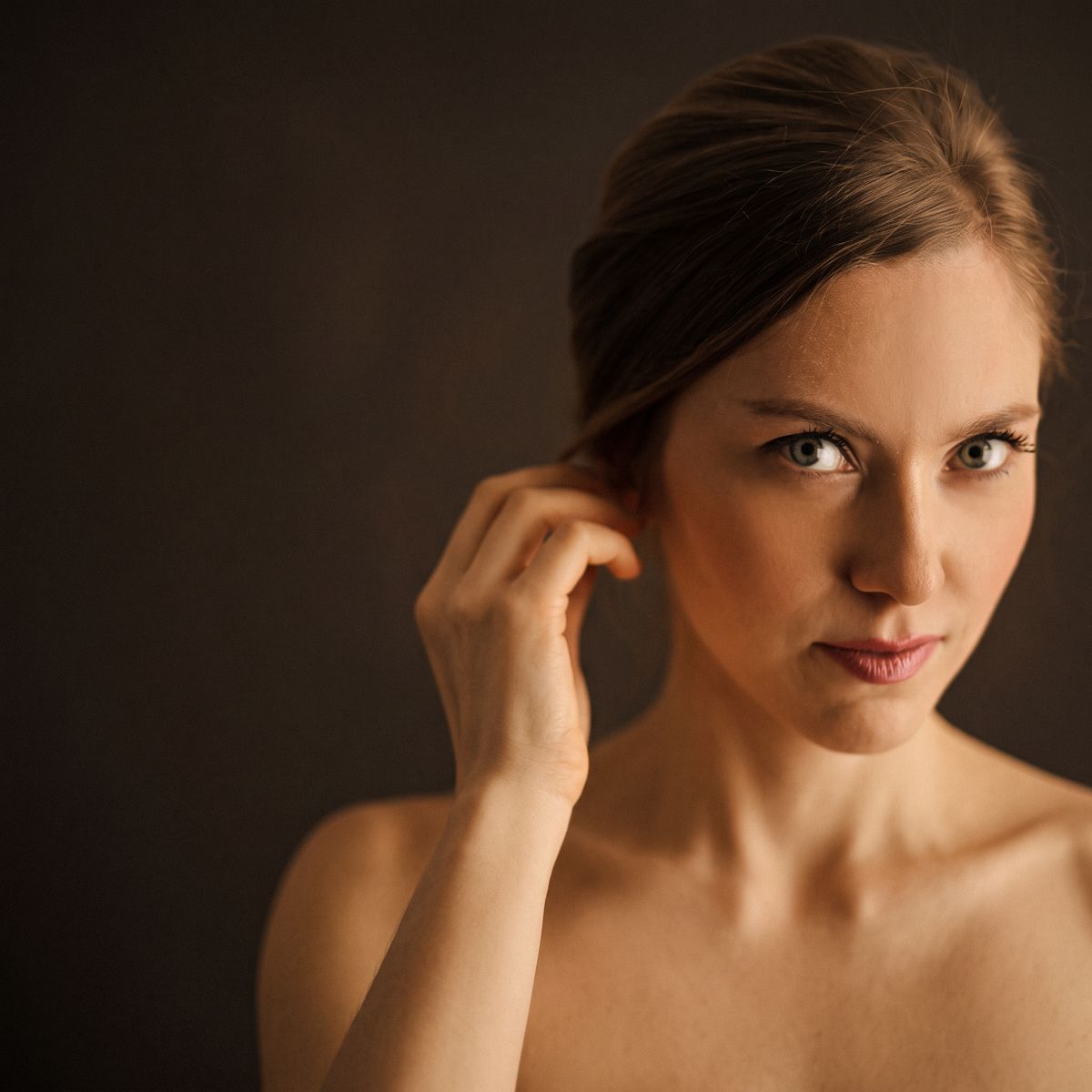 Retrato de mujer con piel luminosa tras tratamiento facial